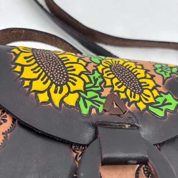 Vintage 70’s Boho Sunflower Artisan Cottagecore Tooled Leather Crossbody Bag - Picture 11 of 15